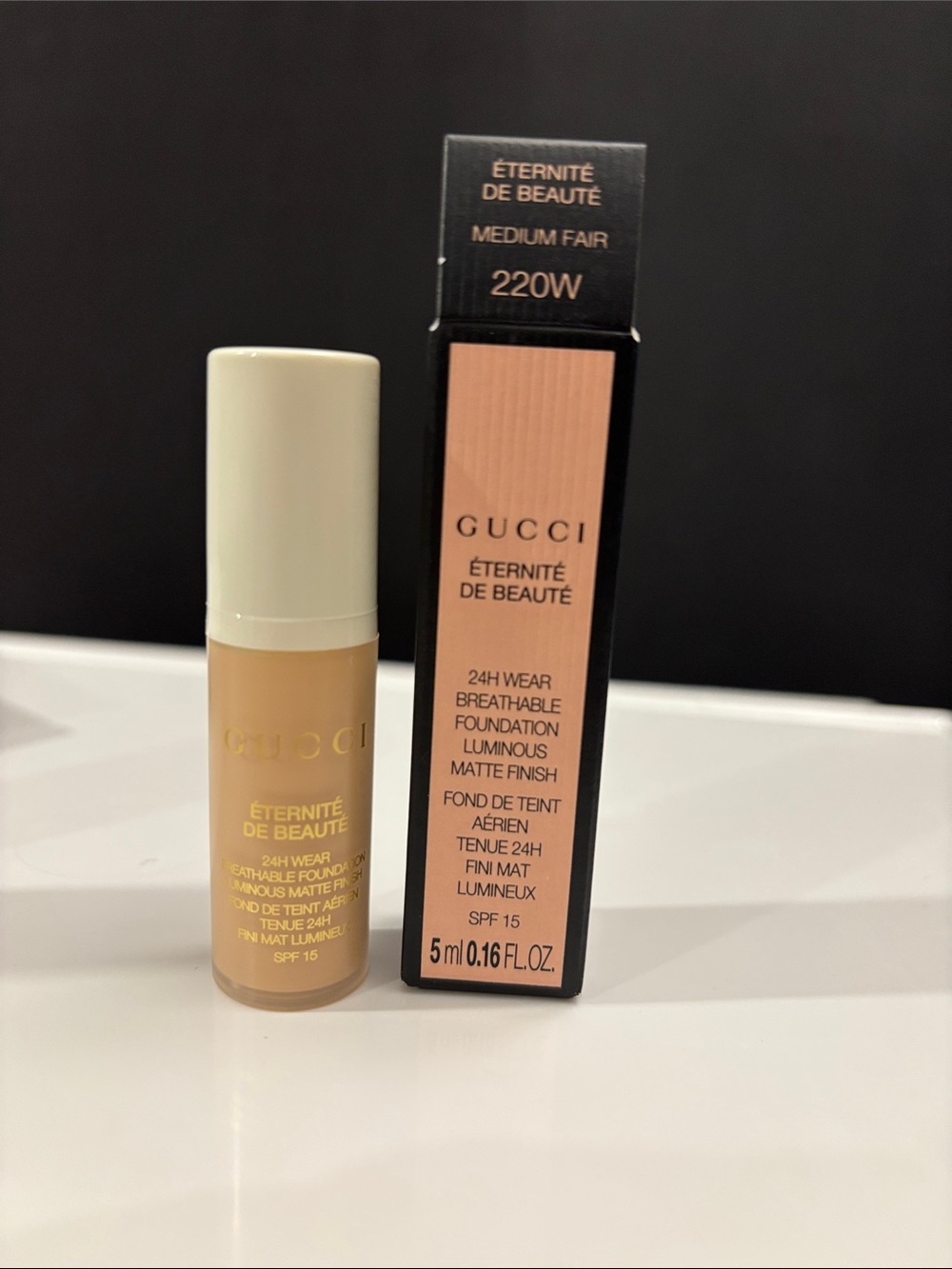Gucci Éternité de Beauté Foundation - Medium Fair 220W